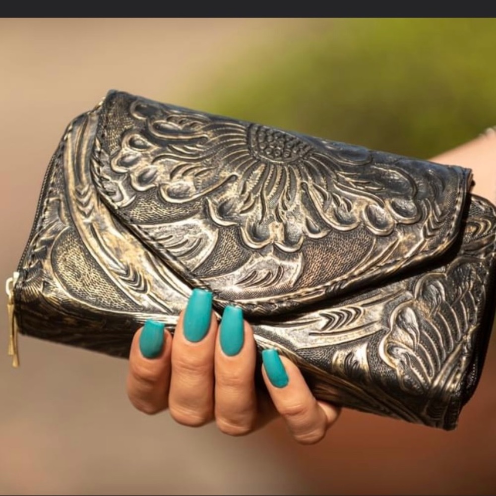 L&B Black & Gold tooled crossbody strap wallet - Picture 1 of 9